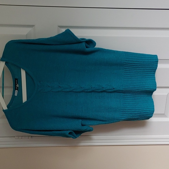 ๐ 3/$20๐ Cable & Gauge US L top with Drop Sleeves in Bright Turquoise - Picture 1 of 10